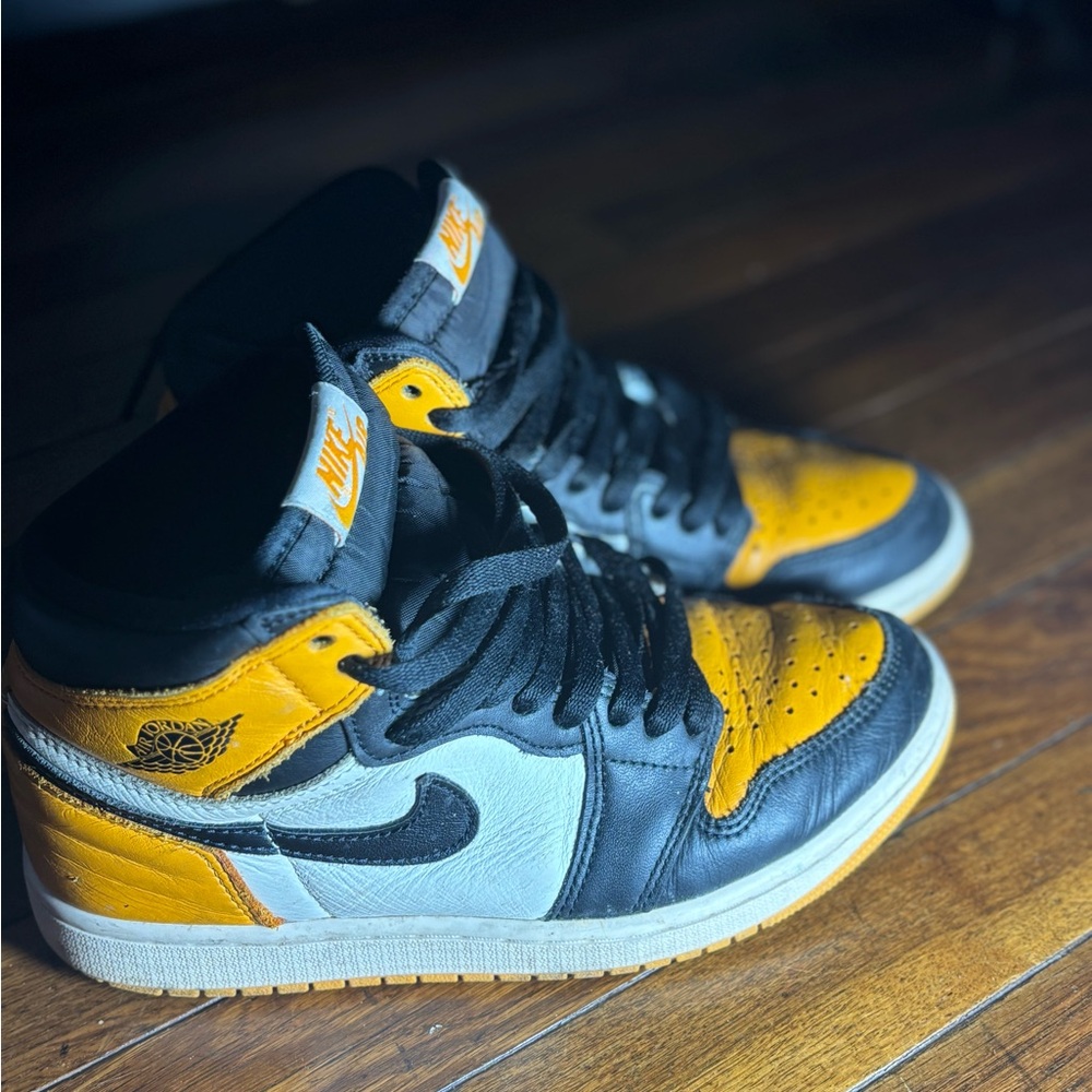 Air Jordan 1 Retro High OG 'Yellow Toe'